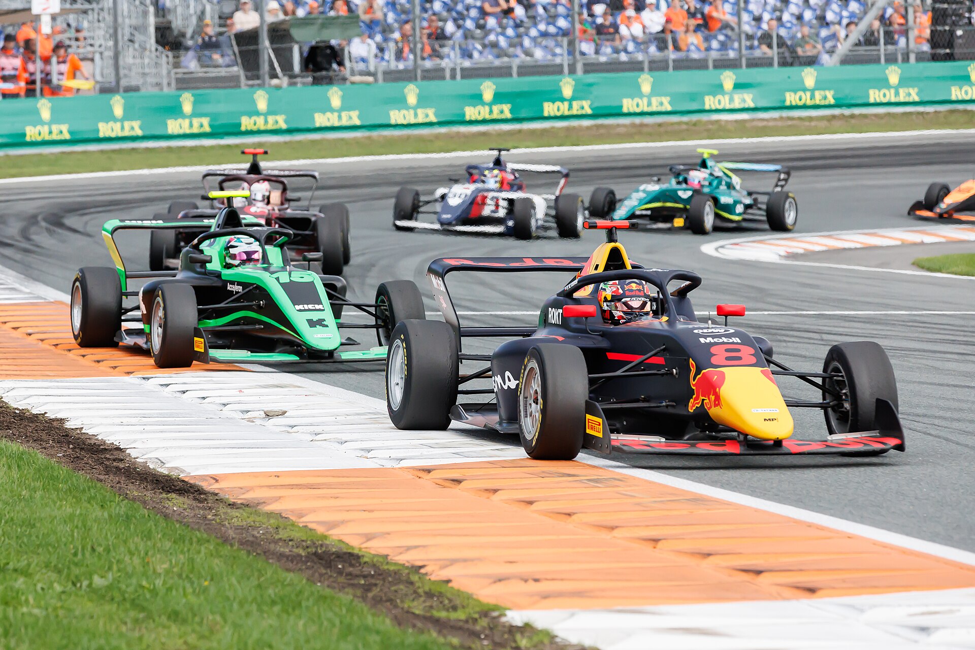 Archiv: F1 Academy in Zandvoort, 25.08.2024: Hamda Al Qubaisi vor Carrie Schreiner.